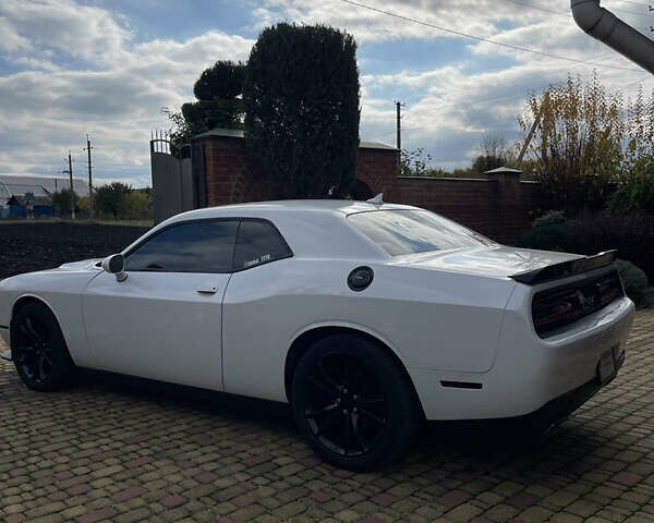 Белый Додж Челенджер, объемом двигателя 3.6 л и пробегом 72 тыс. км за 23000 $, фото 5 на Automoto.ua