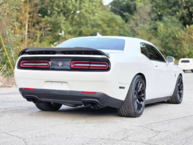 Белый Додж Челенджер, объемом двигателя 6.2 л и пробегом 75 тыс. км за 9500 $, фото 6 на Automoto.ua