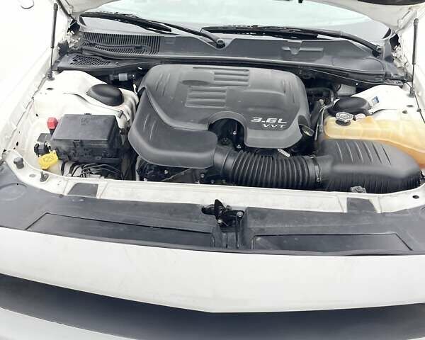 Белый Додж Челенджер, объемом двигателя 3.6 л и пробегом 109 тыс. км за 19000 $, фото 6 на Automoto.ua