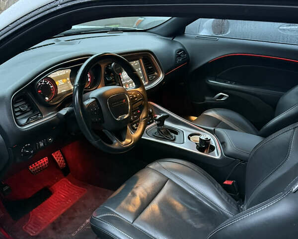 Белый Додж Челенджер, объемом двигателя 3.6 л и пробегом 160 тыс. км за 18000 $, фото 7 на Automoto.ua