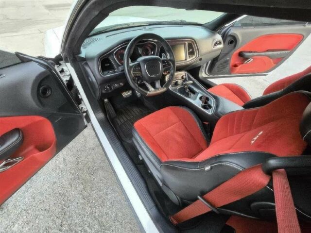 Белый Додж Челенджер, объемом двигателя 6.2 л и пробегом 79 тыс. км за 12000 $, фото 11 на Automoto.ua