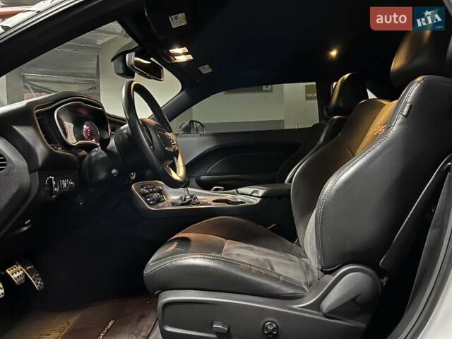 Белый Додж Челенджер, объемом двигателя 6.4 л и пробегом 92 тыс. км за 28300 $, фото 32 на Automoto.ua