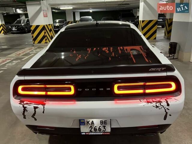 Белый Додж Челенджер, объемом двигателя 6.4 л и пробегом 92 тыс. км за 28300 $, фото 10 на Automoto.ua
