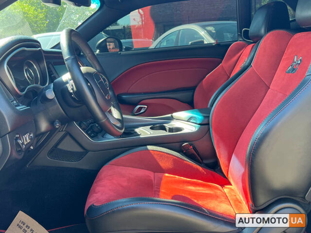 Белый Додж Челенджер, объемом двигателя 6.4 л и пробегом 136 тыс. км за 35000 $, фото 10 на Automoto.ua