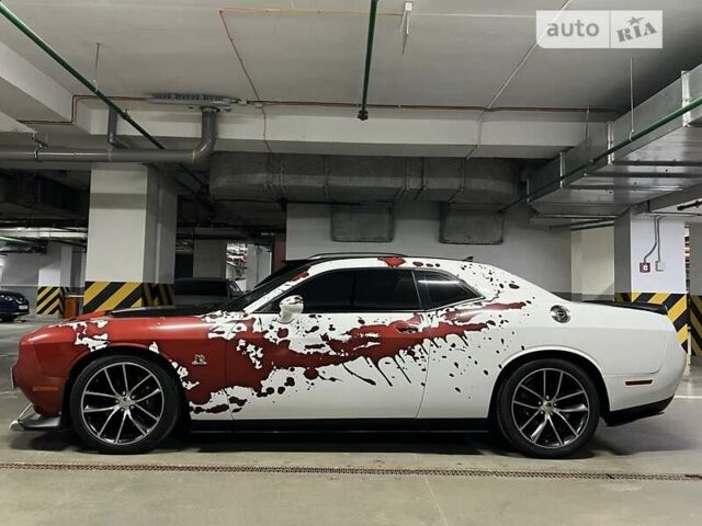 Белый Додж Челенджер, объемом двигателя 6.4 л и пробегом 92 тыс. км за 28300 $, фото 7 на Automoto.ua