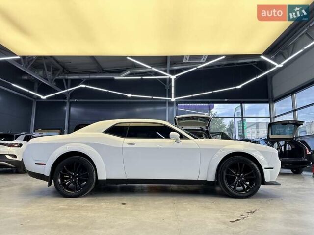 Белый Додж Челенджер, объемом двигателя 3.6 л и пробегом 194 тыс. км за 17600 $, фото 11 на Automoto.ua