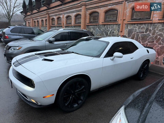 Белый Додж Челенджер, объемом двигателя 3.6 л и пробегом 160 тыс. км за 18000 $, фото 1 на Automoto.ua