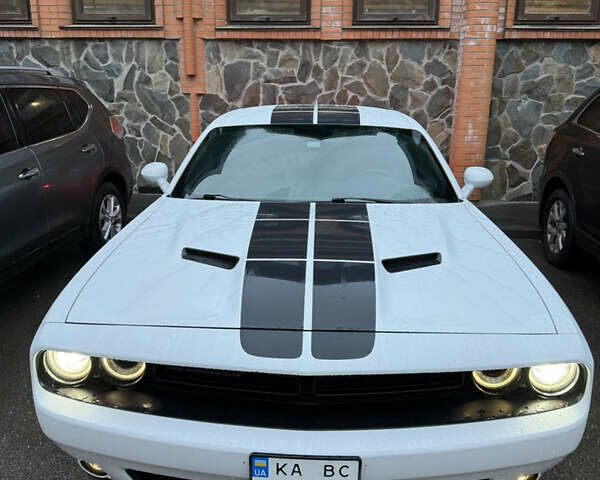 Белый Додж Челенджер, объемом двигателя 3.6 л и пробегом 160 тыс. км за 18000 $, фото 4 на Automoto.ua