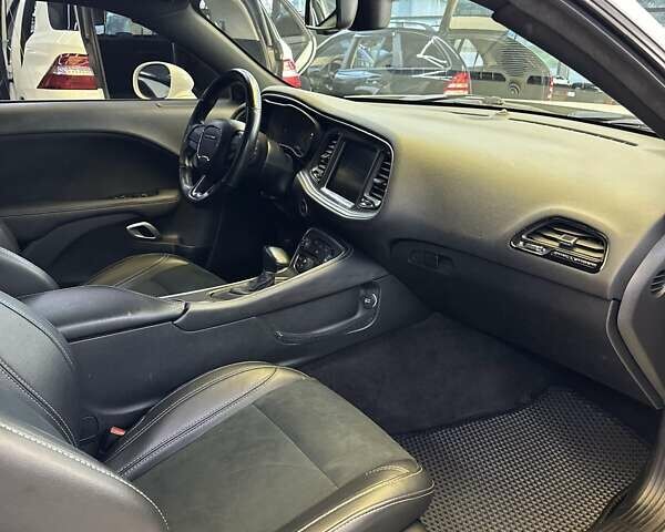 Белый Додж Челенджер, объемом двигателя 3.6 л и пробегом 194 тыс. км за 17600 $, фото 16 на Automoto.ua