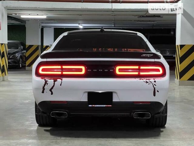 Белый Додж Челенджер, объемом двигателя 6.4 л и пробегом 92 тыс. км за 28300 $, фото 12 на Automoto.ua