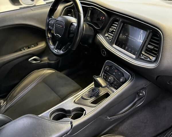 Белый Додж Челенджер, объемом двигателя 3.6 л и пробегом 194 тыс. км за 17600 $, фото 15 на Automoto.ua