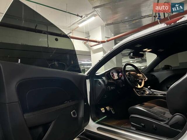 Белый Додж Челенджер, объемом двигателя 6.4 л и пробегом 92 тыс. км за 28300 $, фото 29 на Automoto.ua