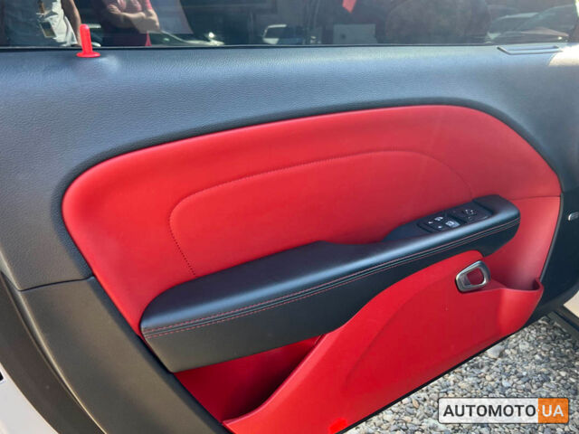 Белый Додж Челенджер, объемом двигателя 6.4 л и пробегом 136 тыс. км за 35000 $, фото 11 на Automoto.ua