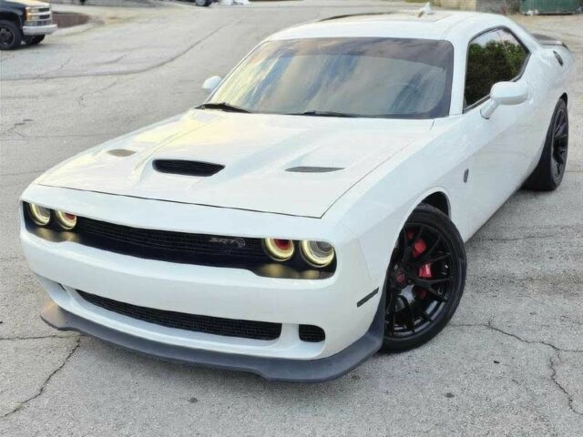 Белый Додж Челенджер, объемом двигателя 6.2 л и пробегом 79 тыс. км за 12000 $, фото 2 на Automoto.ua