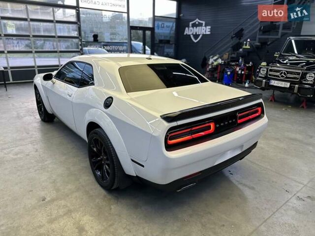 Белый Додж Челенджер, объемом двигателя 3.6 л и пробегом 194 тыс. км за 17600 $, фото 6 на Automoto.ua