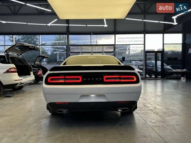 Белый Додж Челенджер, объемом двигателя 3.6 л и пробегом 194 тыс. км за 17600 $, фото 10 на Automoto.ua