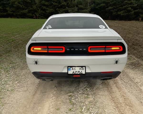 Белый Додж Челенджер, объемом двигателя 3.6 л и пробегом 109 тыс. км за 19000 $, фото 3 на Automoto.ua