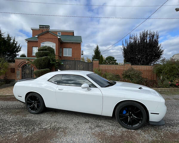 Белый Додж Челенджер, объемом двигателя 3.6 л и пробегом 72 тыс. км за 23000 $, фото 2 на Automoto.ua