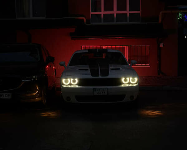 Белый Додж Челенджер, объемом двигателя 3.6 л и пробегом 160 тыс. км за 18000 $, фото 10 на Automoto.ua