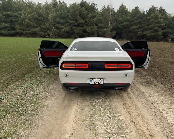 Белый Додж Челенджер, объемом двигателя 3.6 л и пробегом 109 тыс. км за 19000 $, фото 5 на Automoto.ua