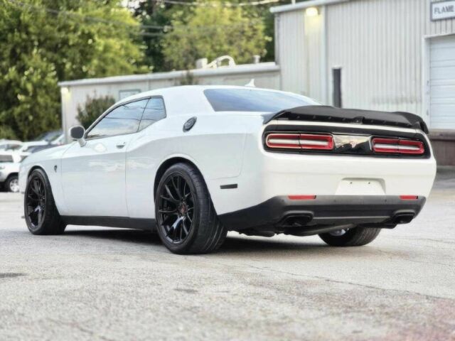 Белый Додж Челенджер, объемом двигателя 6.2 л и пробегом 75 тыс. км за 9500 $, фото 4 на Automoto.ua