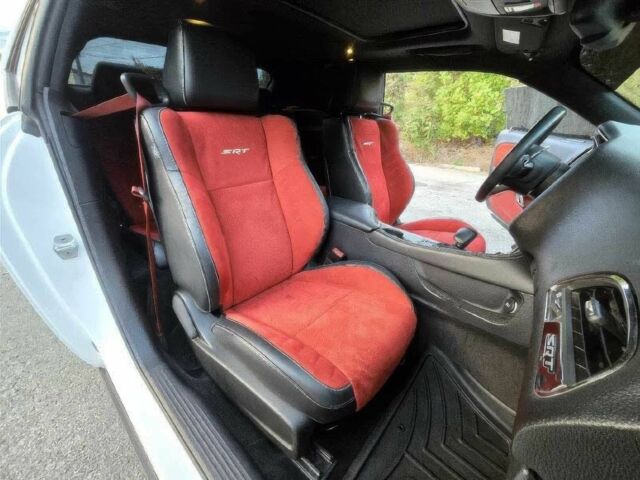 Белый Додж Челенджер, объемом двигателя 6.2 л и пробегом 79 тыс. км за 12000 $, фото 8 на Automoto.ua