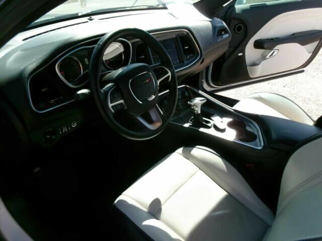 Білий Додж Challenger, об'ємом двигуна 5.7 л та пробігом 71 тис. км за 18000 $, фото 8 на Automoto.ua
