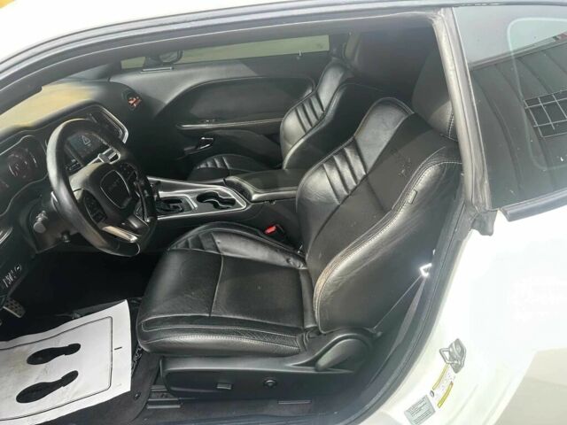 Додж Челенджер 2018 в Киеве на Automoto.ua Белый Додж Челенджер, объемом двигателя 6.2 л и пробегом 39 тыс. км за 25000 $, фото 6 на Automoto.ua