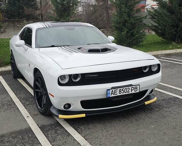 Белый Додж Челенджер, объемом двигателя 6.4 л и пробегом 32 тыс. км за 28500 $, фото 6 на Automoto.ua