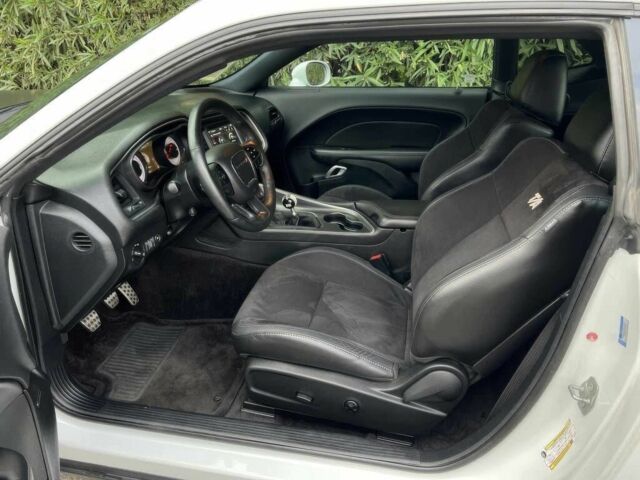 Белый Додж Челенджер, объемом двигателя 6.4 л и пробегом 34 тыс. км за 17000 $, фото 6 на Automoto.ua