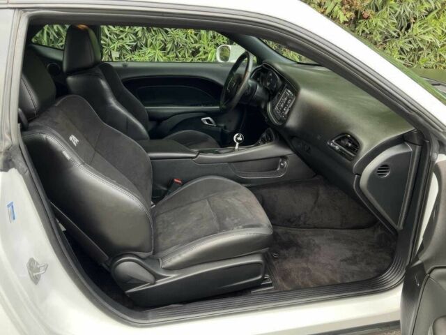 Белый Додж Челенджер, объемом двигателя 6.4 л и пробегом 34 тыс. км за 17000 $, фото 8 на Automoto.ua