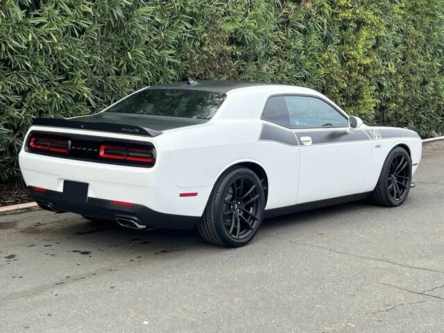 Белый Додж Челенджер, объемом двигателя 6.4 л и пробегом 34 тыс. км за 17000 $, фото 4 на Automoto.ua