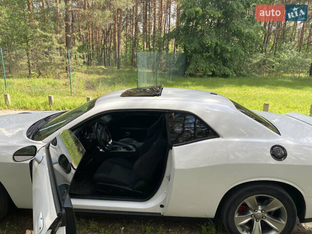 Белый Додж Челенджер, объемом двигателя 3.6 л и пробегом 146 тыс. км за 19499 $, фото 13 на Automoto.ua