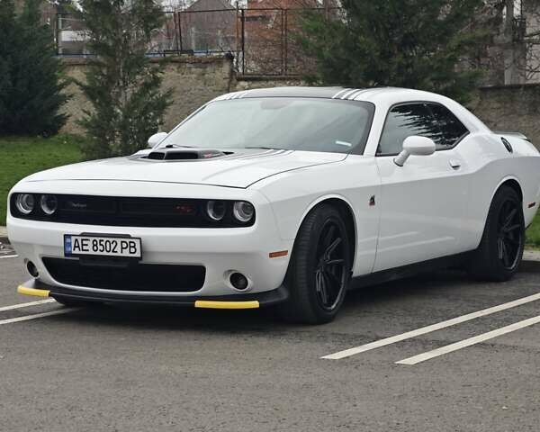Белый Додж Челенджер, объемом двигателя 6.4 л и пробегом 32 тыс. км за 28500 $, фото 2 на Automoto.ua