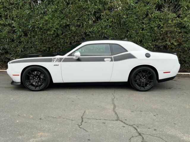 Белый Додж Челенджер, объемом двигателя 6.4 л и пробегом 34 тыс. км за 17000 $, фото 2 на Automoto.ua