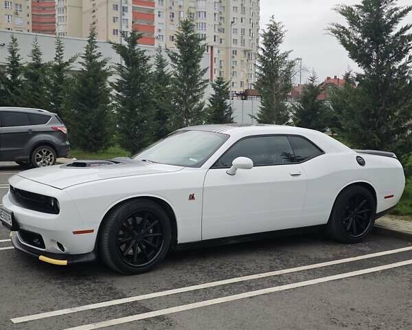 Белый Додж Челенджер, объемом двигателя 6.4 л и пробегом 32 тыс. км за 28500 $, фото 10 на Automoto.ua