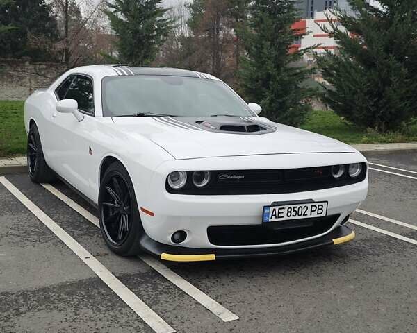 Белый Додж Челенджер, объемом двигателя 6.4 л и пробегом 32 тыс. км за 28500 $, фото 5 на Automoto.ua