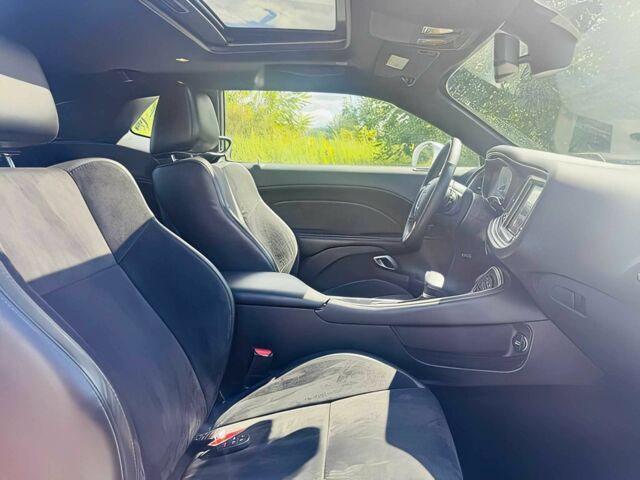 Белый Додж Челенджер, объемом двигателя 3.6 л и пробегом 33 тыс. км за 17000 $, фото 11 на Automoto.ua