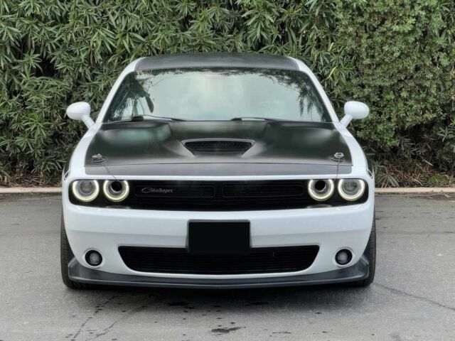 Белый Додж Челенджер, объемом двигателя 6.4 л и пробегом 34 тыс. км за 17000 $, фото 1 на Automoto.ua