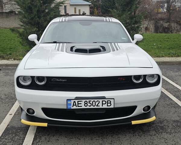 Белый Додж Челенджер, объемом двигателя 6.4 л и пробегом 32 тыс. км за 28500 $, фото 21 на Automoto.ua