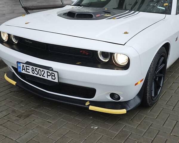 Белый Додж Челенджер, объемом двигателя 6.4 л и пробегом 32 тыс. км за 28500 $, фото 18 на Automoto.ua