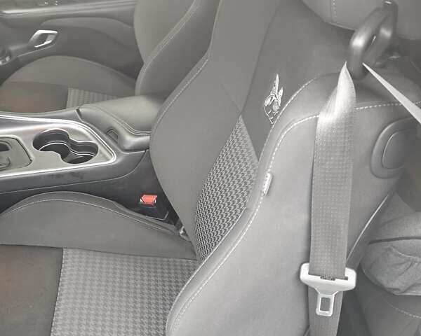 Белый Додж Челенджер, объемом двигателя 6.4 л и пробегом 32 тыс. км за 28500 $, фото 23 на Automoto.ua