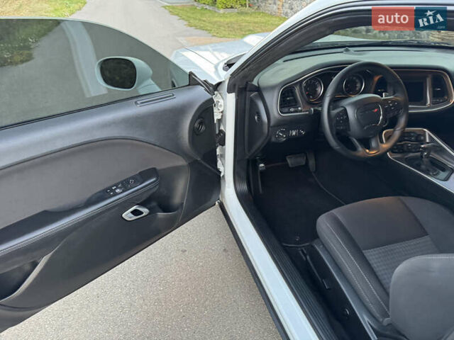 Білий Додж Challenger, об'ємом двигуна 5.65 л та пробігом 84 тис. км за 26500 $, фото 25 на Automoto.ua
