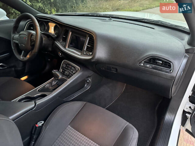 Білий Додж Challenger, об'ємом двигуна 5.65 л та пробігом 84 тис. км за 26500 $, фото 31 на Automoto.ua