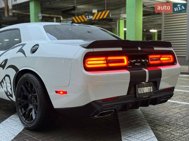 Белый Додж Челенджер, объемом двигателя 5.7 л и пробегом 90 тыс. км за 29900 $, фото 3 на Automoto.ua
