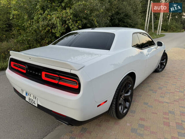 Білий Додж Challenger, об'ємом двигуна 5.65 л та пробігом 84 тис. км за 26500 $, фото 34 на Automoto.ua