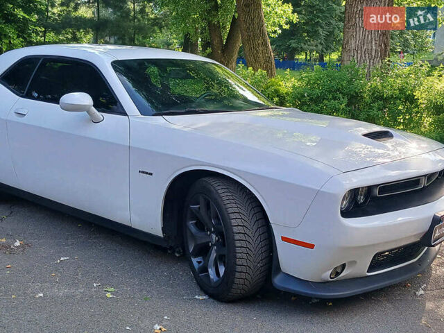 Белый Додж Челенджер, объемом двигателя 5.7 л и пробегом 53 тыс. км за 25190 $, фото 2 на Automoto.ua
