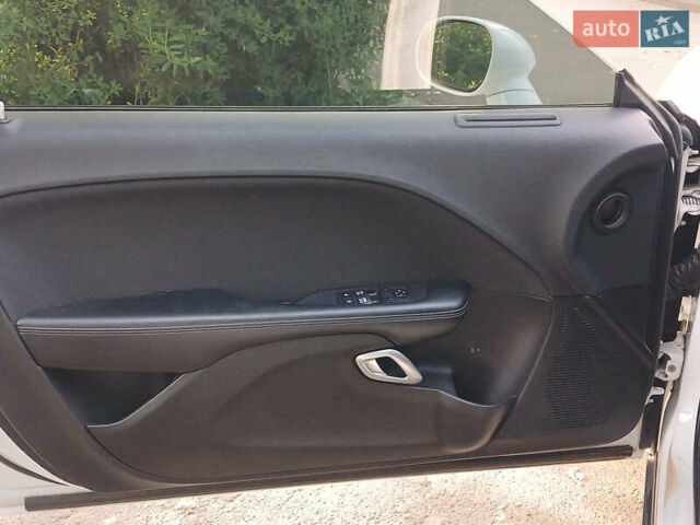 Белый Додж Челенджер, объемом двигателя 5.7 л и пробегом 53 тыс. км за 25190 $, фото 6 на Automoto.ua