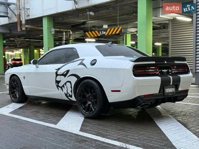 Белый Додж Челенджер, объемом двигателя 5.7 л и пробегом 90 тыс. км за 29900 $, фото 4 на Automoto.ua
