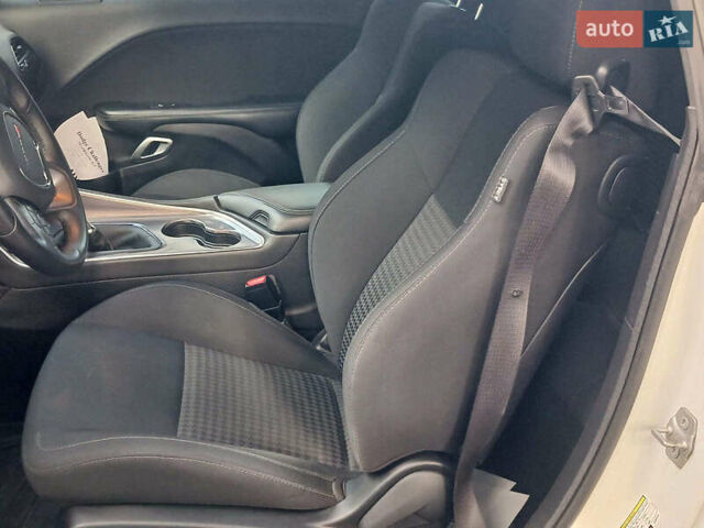 Белый Додж Челенджер, объемом двигателя 5.7 л и пробегом 53 тыс. км за 25190 $, фото 7 на Automoto.ua